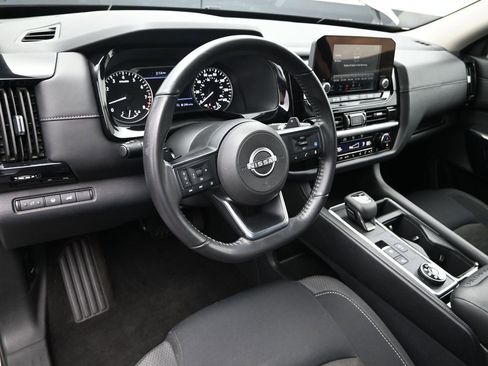 Used 2025 Nissan Pathfinder SV image 17