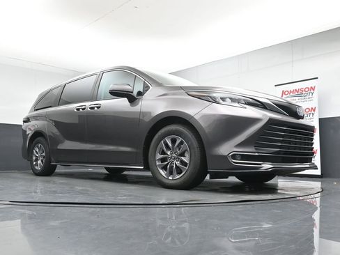 Used 2024 Toyota Sienna XLE FWD image 32