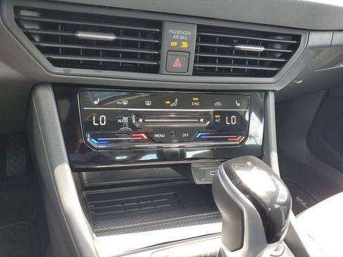 Used 2025 Volkswagen Jetta SE w/ Sunroof Package FWD image 20