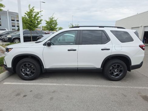 Certified 2023 Honda Pilot TrailSport image 7