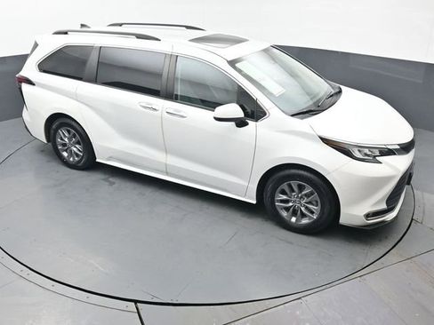Used 2022 Toyota Sienna XLE image 48