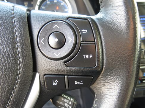 Used 2017 Toyota Corolla SE w/ SE Premium Package FWD image 15