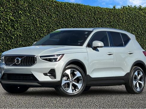 Used 2025 Volvo XC40 B5 Plus AWD/4WD image 8