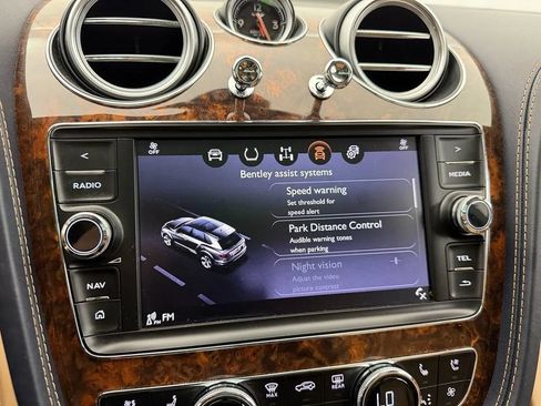 Used 2017 Bentley Bentayga AWD/4WD image 19