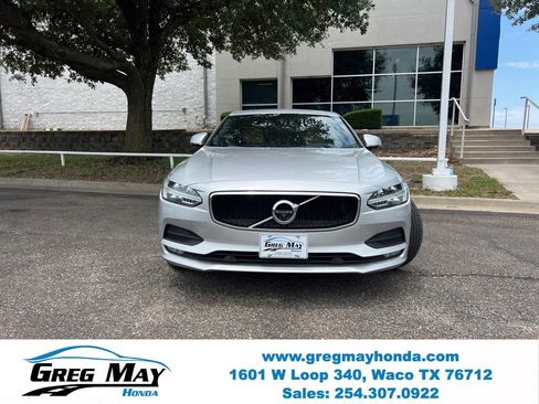 Used 2018 Volvo S90 T5 Momentum w/ Convenience Package FWD image 2