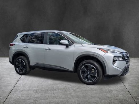 Used 2024 Nissan Rogue SV image 2