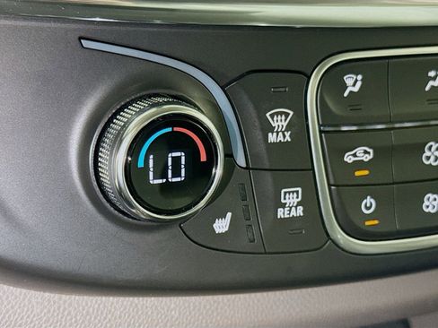 Used 2020 Chevrolet Traverse LT FWD image 17