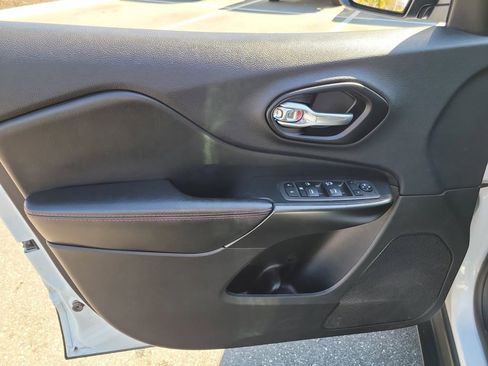 Used 2022 Jeep Cherokee Trailhawk image 15