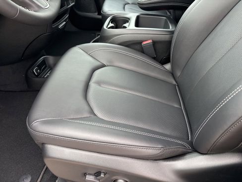 New 2026 Chrysler Pacifica Select image 15