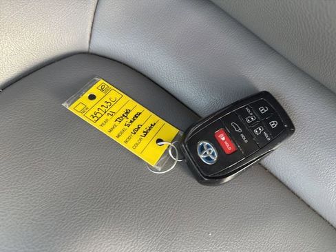 Used 2021 Toyota Sienna XLE w/ XLE Plus Package image 21