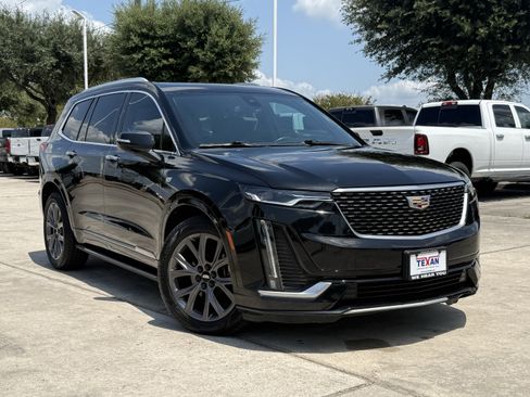 Used 2020 Cadillac XT6 Premium Luxury FWD image 2