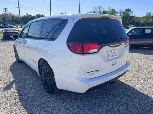 Used 2019 Chrysler Pacifica Touring Plus FWD image 4