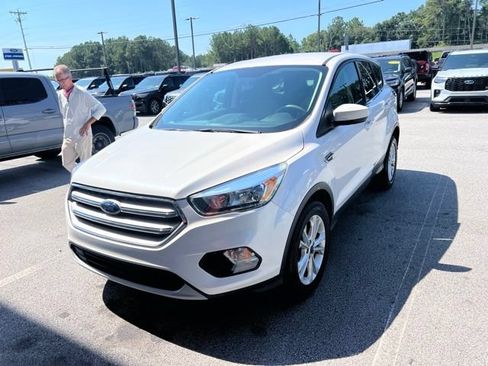 Used 2019 Ford Escape SE FWD image 3