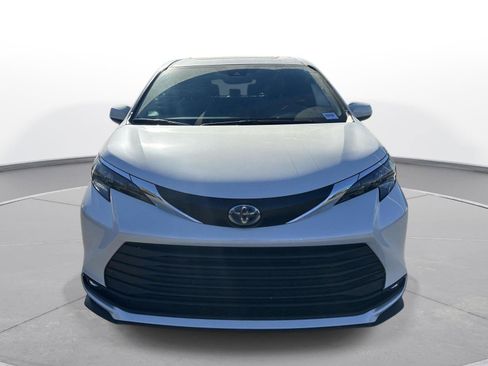 Used 2025 Toyota Sienna XLE w/ XLE Plus Package image 3