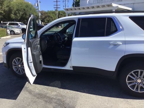 Used 2023 Chevrolet Traverse LT FWD image 4