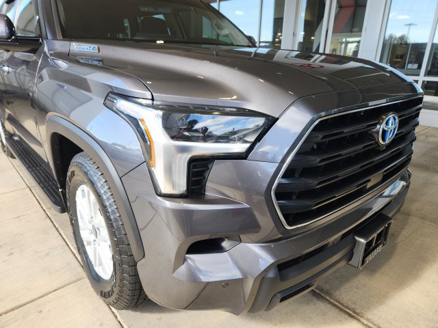 Used 2024 Toyota Sequoia SR5 w/ SR5 Premium Package AWD/4WD image 8