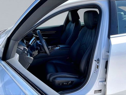 Used 2024 BMW 530i RWD image 3