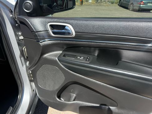 Used 2020 Jeep Grand Cherokee Limited w/ Luxury Group II image 32