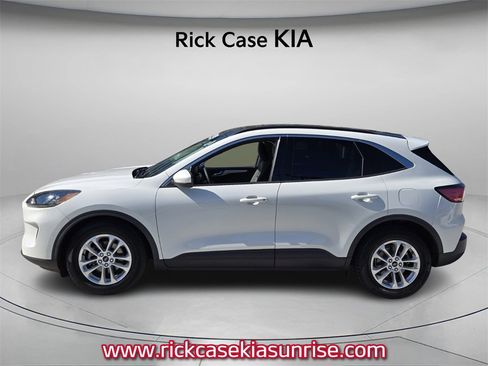 Used 2020 Ford Escape SE image 3