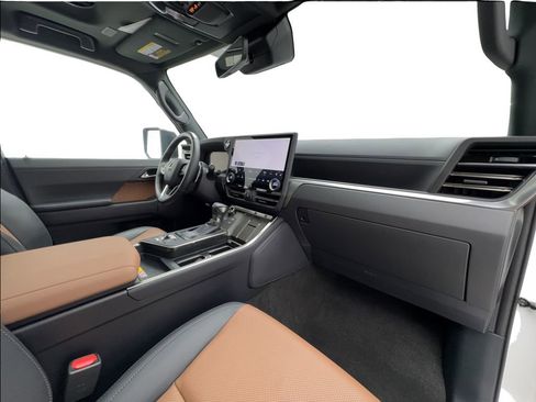 Used 2025 Lexus GX 550 w/ Accessory Package (2T) image 32