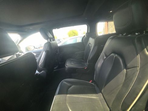 Used 2025 Chrysler Pacifica Limited FWD image 10