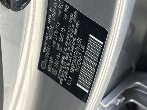 Used 2025 Hyundai Venue SEL FWD image 29