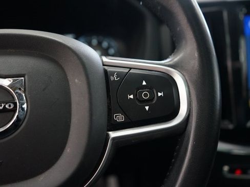 Used 2020 Volvo XC60 T5 Momentum image 33