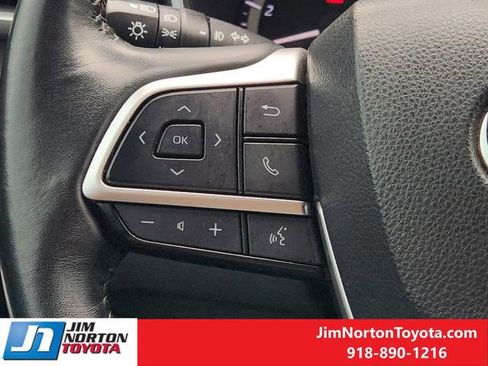 Used 2023 Toyota Highlander XLE AWD/4WD image 29