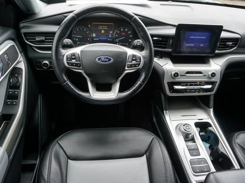 Used 2022 Ford Explorer XLT w/ Equipment Group 202A RWD image 18