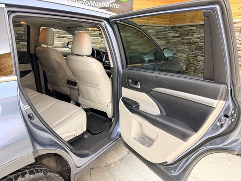Used 2018 Toyota Highlander XLE AWD/4WD image 31