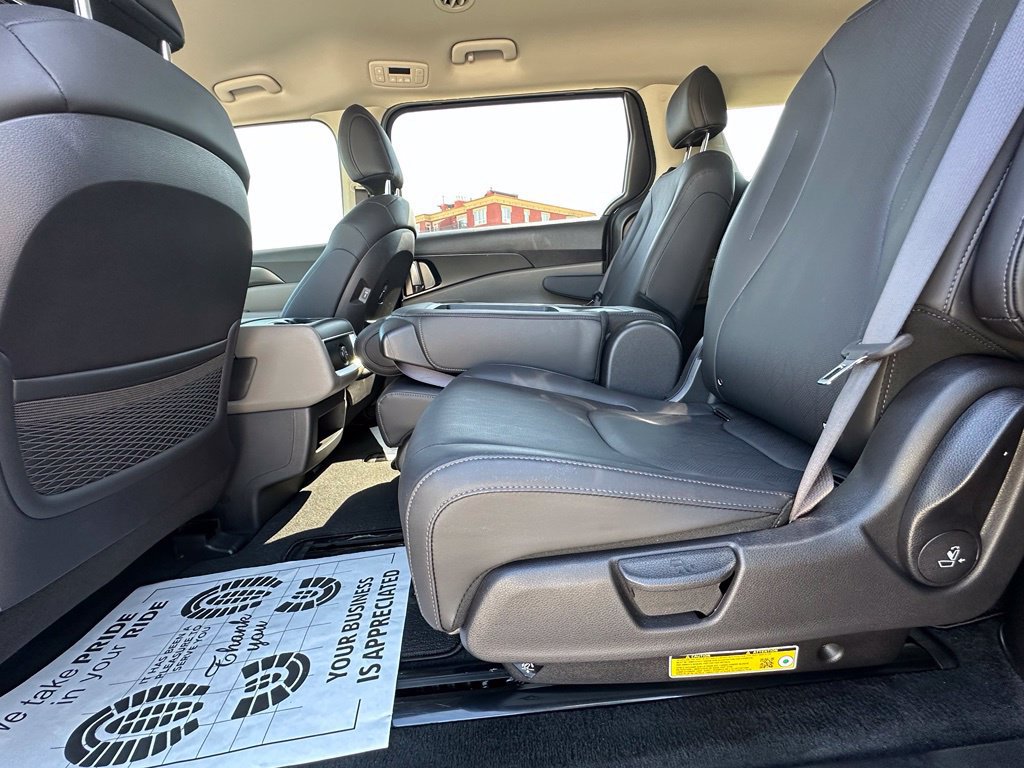 Used 2025 Kia Carnival FWD image 13