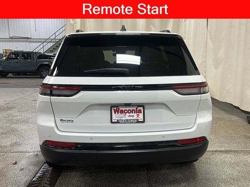 Used 2023 Jeep Grand Cherokee Altitude image 4