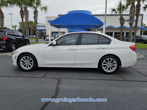 Used 2018 BMW 320i xDrive Sedan AWD/4WD image 2