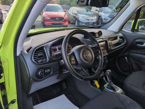 Used 2018 Jeep Renegade Altitude w/ UConnect 8.4 Nav Group FWD image 16
