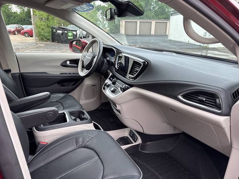 Used 2020 Chrysler Pacifica Limited w/ Advanced Safetytec Group FWD image 40