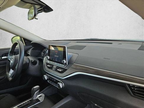Used 2025 Nissan Altima 2.5 SV FWD image 17