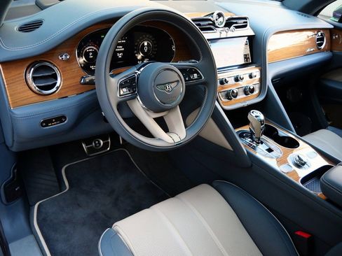 Used 2025 Bentley Bentayga AWD/4WD image 2