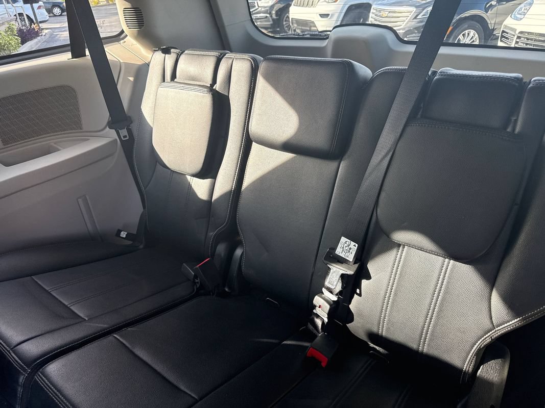 Used 2014 Chrysler Town & Country Touring FWD image 13
