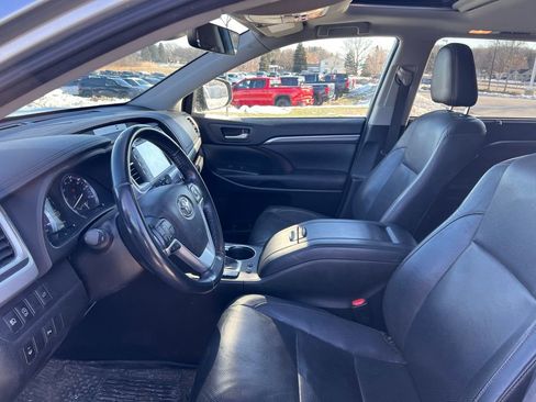Used 2017 Toyota Highlander Limited image 10