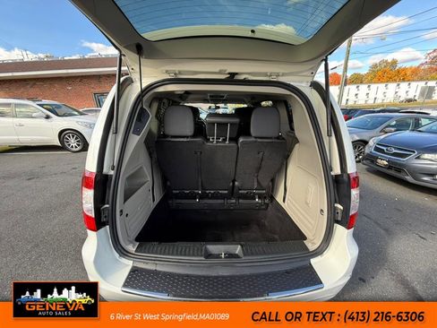 Used 2013 Chrysler Town & Country Touring image 12