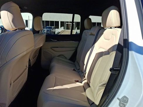 Used 2024 Jeep Grand Cherokee Limited image 11
