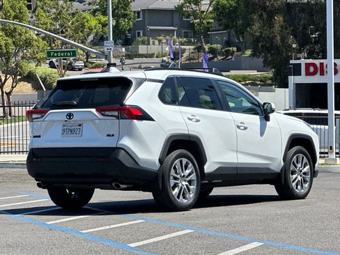 Used 2025 Toyota RAV4 XLE Premium image 5