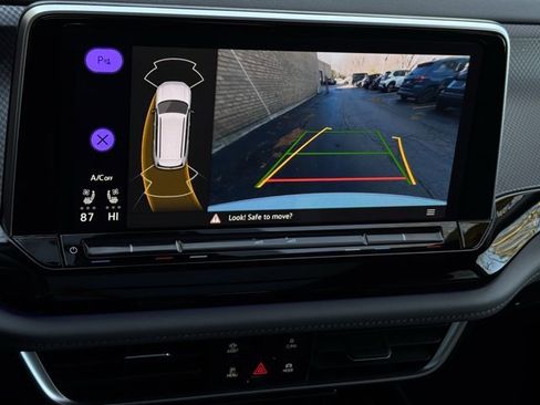 Used 2024 Volkswagen Atlas Peak Edition SE image 21