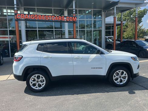Used 2025 Jeep Compass Latitude w/ Convenience Group AWD/4WD image 2