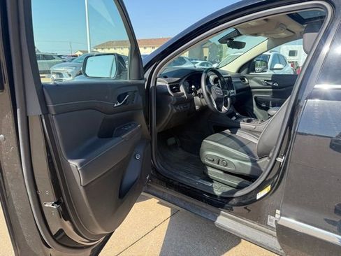 Used 2023 GMC Acadia Denali w/ Denali Ultimate Package AWD/4WD image 9