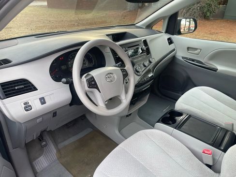 Used 2012 Toyota Sienna LE image 11