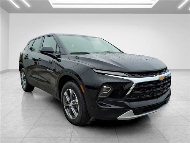 Used 2025 Chevrolet Blazer LT FWD image 2
