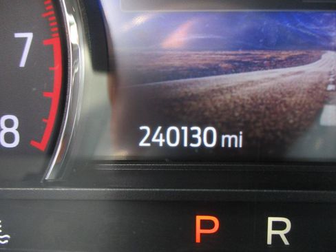 Used 2020 Ford Explorer XLT w/ Comfort Package AWD/4WD image 15