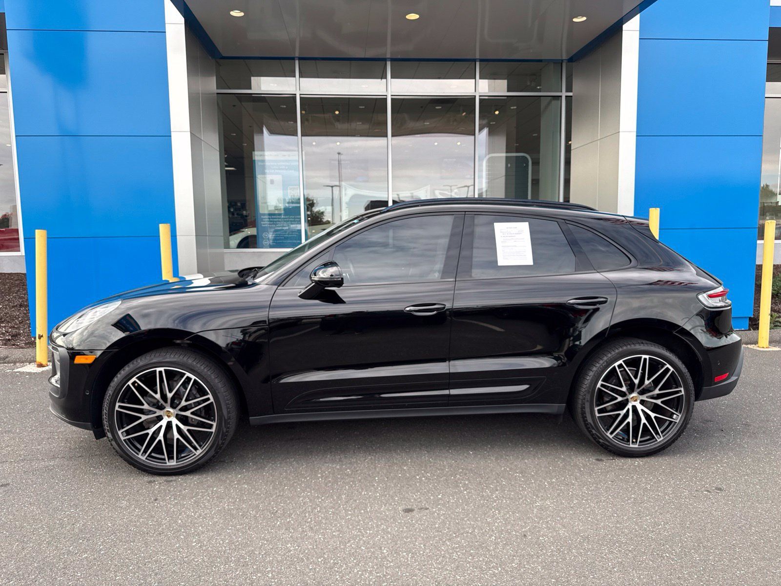 Used 2023 Porsche Macan Turbo AWD/4WD image 9