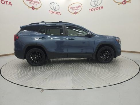 Used 2024 GMC Terrain SLE w/ Driver Convenience Package FWD image 3
